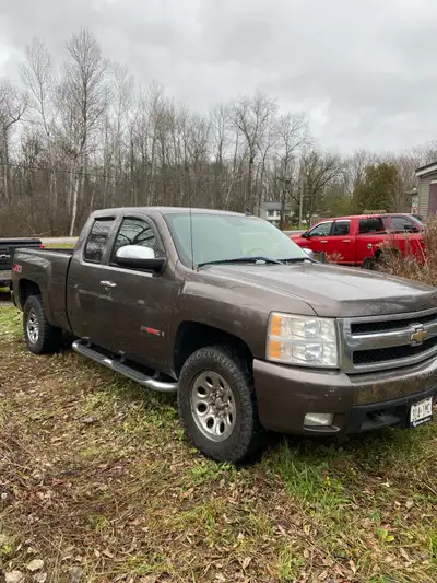 It’s a nice truck body is in good shape 6.0 litre L76 Aluminum block Stainless exhaust K&N air charg...