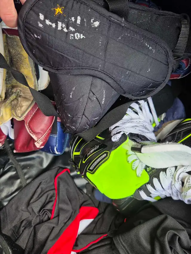 hockey goalie equipment in Hockey in Oshawa / Durham Region - Image 10