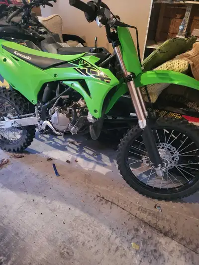 Well maintained kx100, around 90hrs on it. Like new condition tires, chain and sprocket roughly 8 hr...