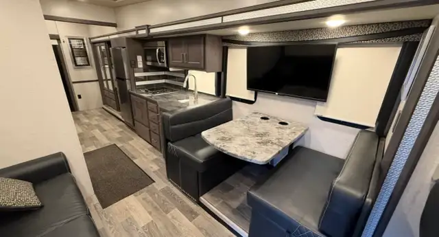2023 Thor Outlaw 38MB Toy Hauler Motorhome in RVs & Motorhomes in Burnaby/New Westminster - Image 5