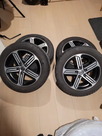 4 Mags qui étaient sur une Vw Golf 2013 Dimension des mags : 16x7.0 ET 45 Conditions 7/10 aucune bos...