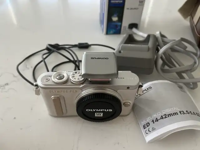 Olympus PEN E-PL8 Mirrorless Camera + 14–42mm EZ Pancake Lens