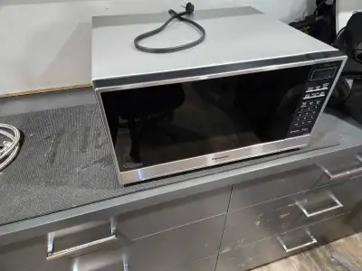 Panasonic microwave. Works as it should. Can deliver.