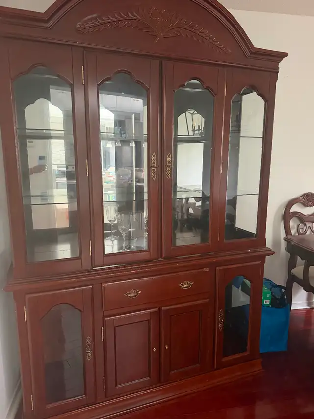Traditional Wood Hutch and Display Cabinet in Hutches & Display Cabinets in City of Toronto - Image 2