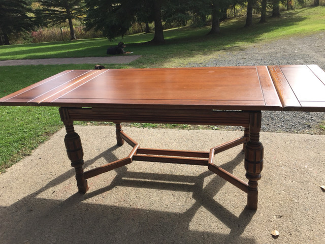 Antique Dinning Table and Chairs in Dining Tables & Sets in Thunder Bay