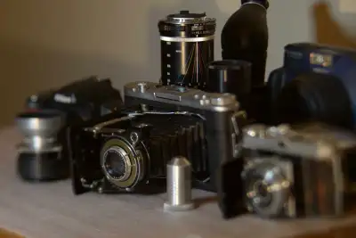 Wanted older camera gear from the 1980s or older, working or broken or anything with a lens, project...