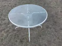 Round patio table