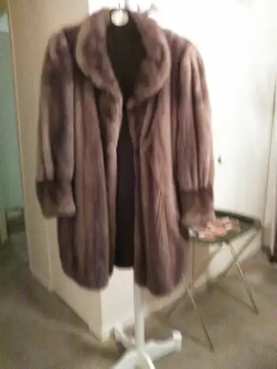 Beau manteau de vison brun. En excellente condition, toujours entrepose. Comme neuf, impeccable. Tai...