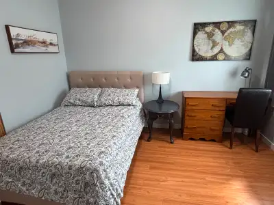 This room is in a beautiful student accommodation with 4 bedrooms total. Comes with a double size be...