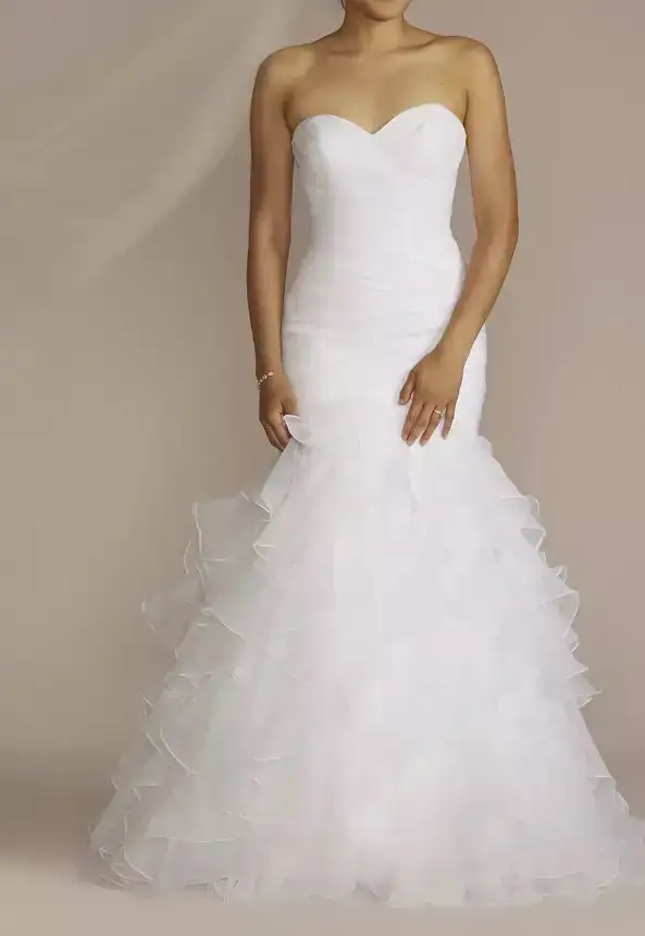 Never Worn or Altered Wedding Gown and Accessories in Wedding in Saskatoon - Image 5