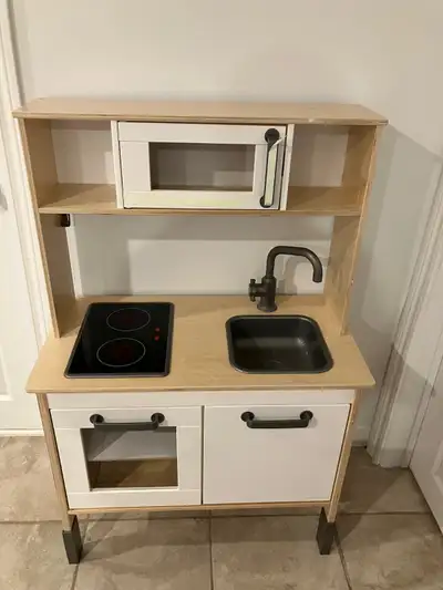 Bonjour, Photo 1- Une cuisinière Ikea couleur bois 50$ Photo 2- Une cuisinière Ikea blanche 30$ Phot...