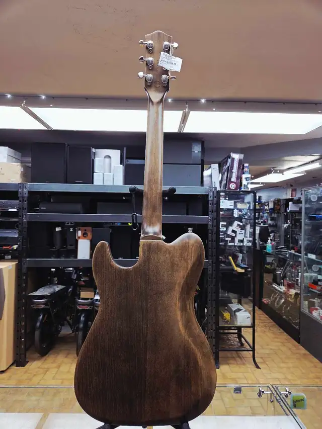 Guitare electrique avec etuit  in Guitars in Longueuil / South Shore - Image 3