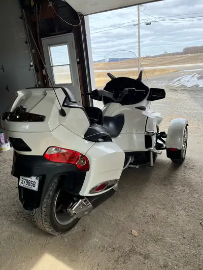 Bon entretien, millage 68406 kilomètres. Housse pour Spyder fourni!