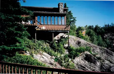 Executive cottage all amenities, air conditioning, laundry boat house with deck, drive to back door,...