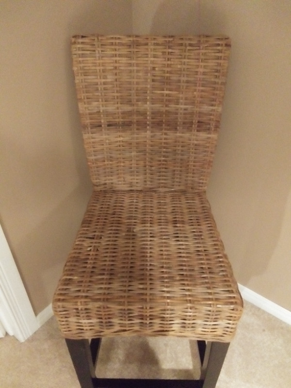 Wicker counter stool from Pier 1 dans Chaises, Fauteuils inclinables  à Kingston
