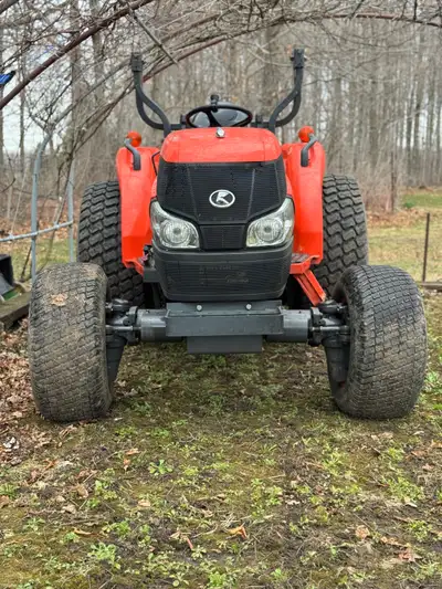 Kubota tractor 44 HP 4x4 3 point hitch Comes with brush hog/ rotary cutter ( 6 feet) commercial grad...