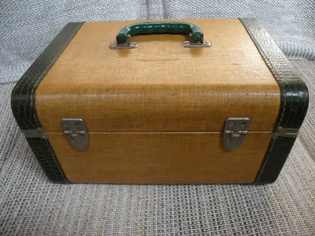 Vintage Tweed Travel Case Excellent Condition in Other in Woodstock - Image 5