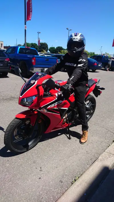 Honda Motorcycle 2018 CBR 300R Like new and one owner. If you’re interested call me 4164542074