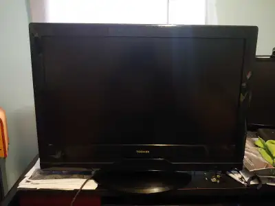 Ensemble TV et lecteur bluray de marque Toshiba, en bonne condition avec télécommandes incluses. Il...
