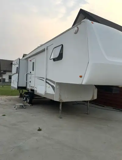 This 2005 KZ Sportsmen is a spacious fifth wheel offering 28 feet of living space, perfect for your...