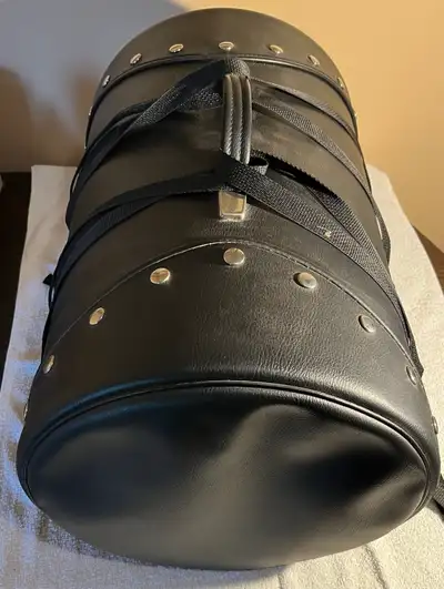 This pre-owned motorcycle leather barrel bag is made of durable black material and is in good condit...