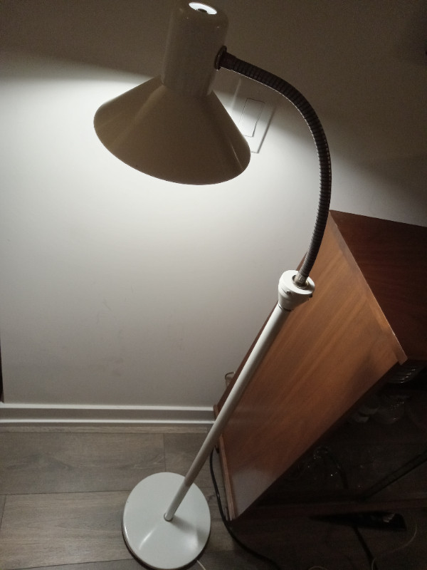 MID-CENTURY MODERN METAL FLOOR LAMP / ADJUSTABLE READING LAMP in Indoor Lighting & Fans in Oakville / Halton Region