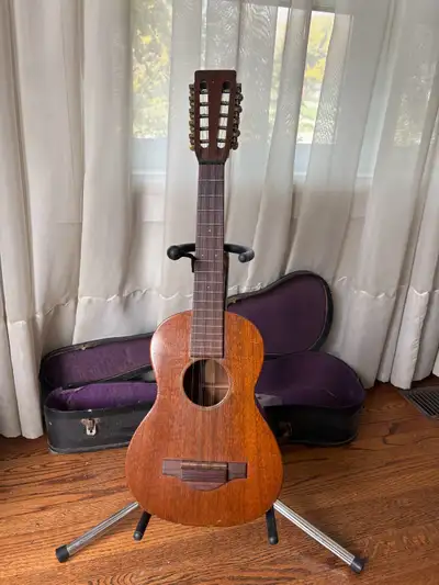 Vintage Martin tiple very clean original condition comes with its case. Cross between mandolin and u...