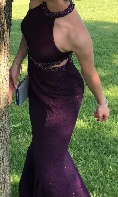 Portée une seule fois. Grandeur 0 Style sirène Couleur mauve prune Très bonne qualité Robe longue