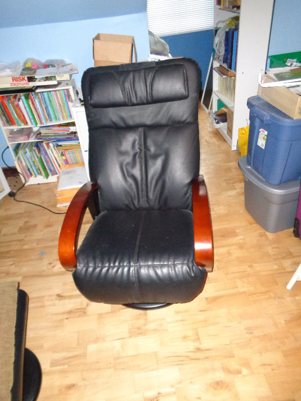 massage chair in Chairs & Recliners in Gatineau - Image 2