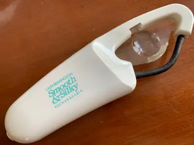 SMOOTH. &. SILKY De marque REMINGTON Système d’épilation il est neuf je m’en suis jamais servi depui...