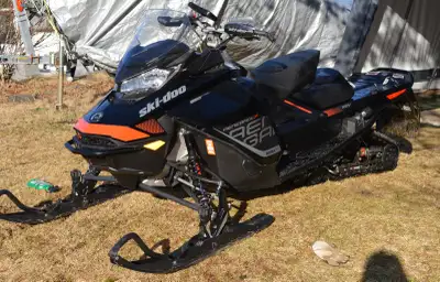 2018 skidoo Renegade X . Pre-studded track in great shape. Hand guards. Hand and thumb warmers. Linq...