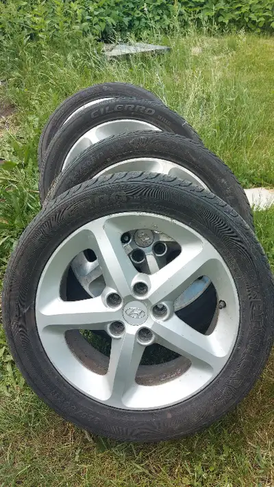 4 Mags et pneus à 20% d'usure. Marque Cilerro black lion tires. 225/50/R17 PH 15. Était sur Hyundai...