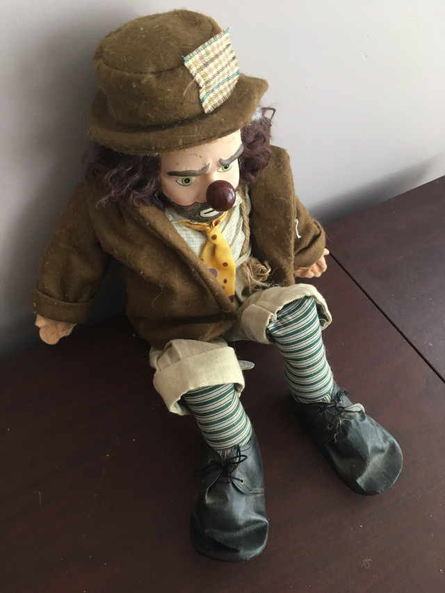 VINTAGE PORCELAIN CLOWN DOLL - AS IS in Arts & Collectibles in Belleville - Image 4