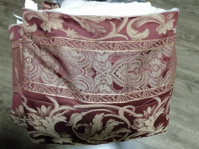 Queen Comforter Seat in Bedding in St. Catharines - Image 7