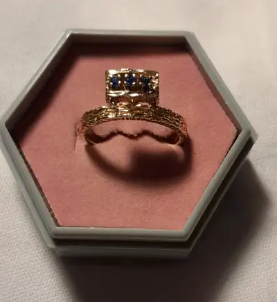 Bague - Or 10K - Jaune - Pierres bleues - Gravures baroques, View more