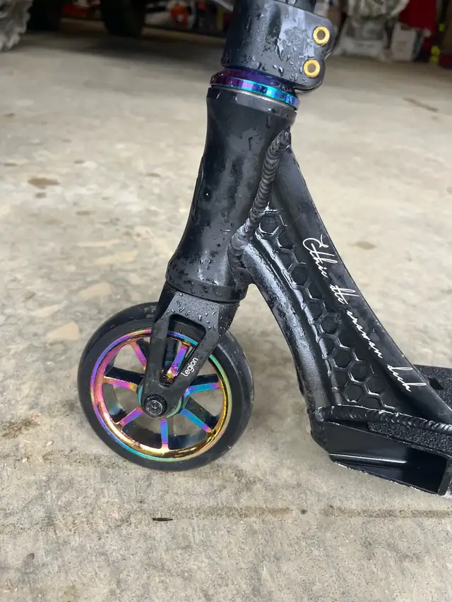 Ethic DTC Erawan complete neochrome stunt scooter in Scooters & Pocket Bikes in Hamilton - Image 2