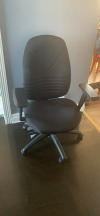 Chaise ergonomique, valeur de 500$ , peu utilisé