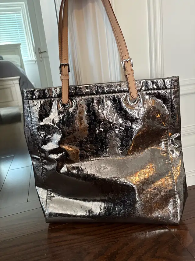 Michael Kors Bag in Women's - Bags & Wallets in City of Toronto - Image 3