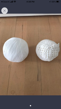 2 balls of white yarn - 2 balles blanche  de laine 