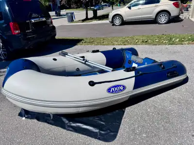 Mint condition zodiac 8.5 ft (zoom 260) Comes with removable bench, ors carrying bag and pump. Light...