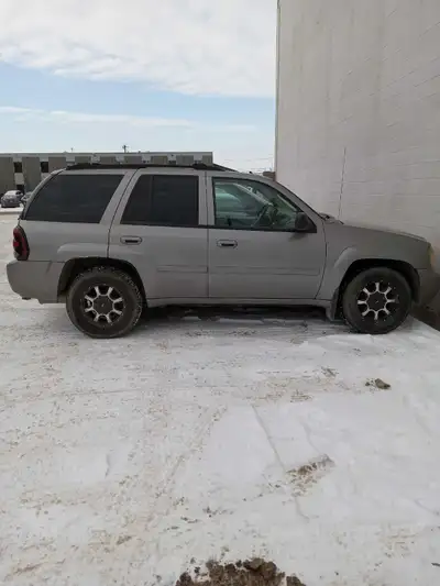 I'm selling my grey Chevrolet Trailblazer, a robust SUV perfect for all your needs! This vehicle has...