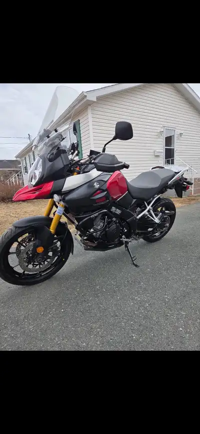 2014 Suzuki V-strom 1000. Original owner 55940 km. Excellent condition. MVI done in 2025. New tires...