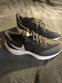 Nike running shoes 8.5 (EU 40)