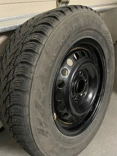 4 pneus à neige sur jante Nokian Hakkapelitta 205/65 R 15