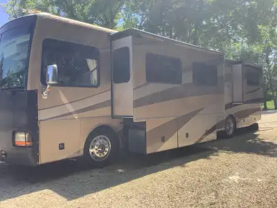 83,500 kms 39 ft 4 slides…with slide toppers New tires Cat diesel pusher Washer/ dryer Central Vac C...