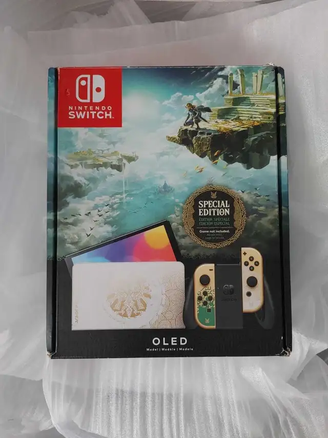 The Legend of Zelda Nintendo Switch OLED Special Edition in Nintendo Switch in Laval / North Shore - Image 3
