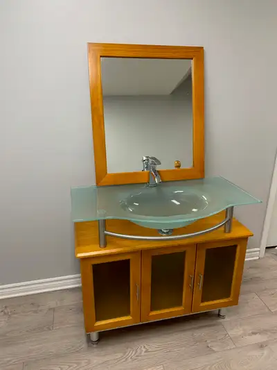 Meuble de salle de bain, miroir, robinet. 42pouces par 22 pouces, View more