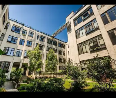Beautiful 1 bedroom, grand floor corner unit with spacious patio and great views on to the courtyard...