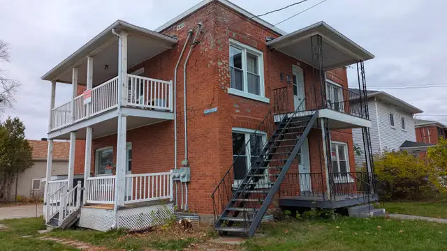 Triplex en brique à vendre