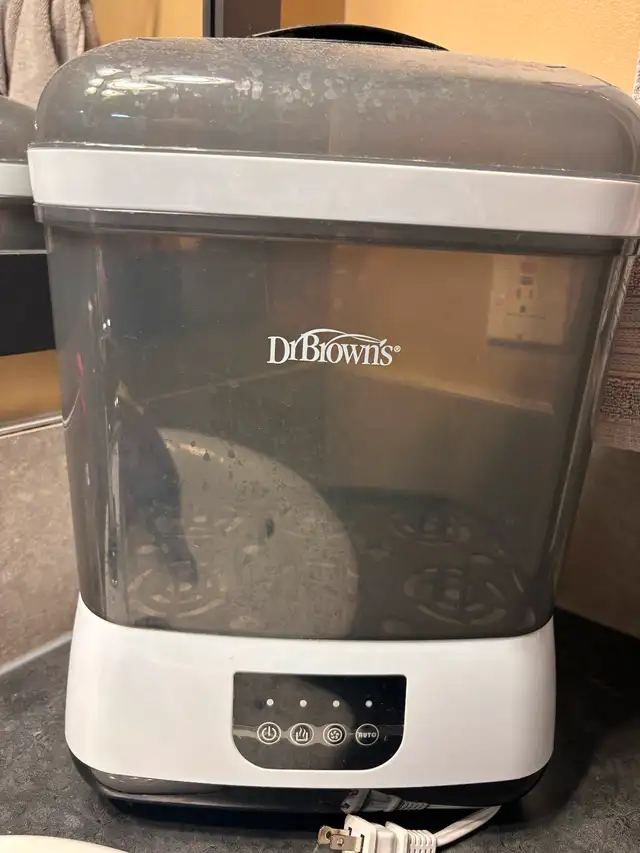 Baby Bottle Sterilizer and 7 bottles62854391325315124